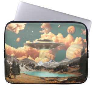 Surrealistisches UFO über dem Mountain Lake mit Pl Laptopschutzhülle