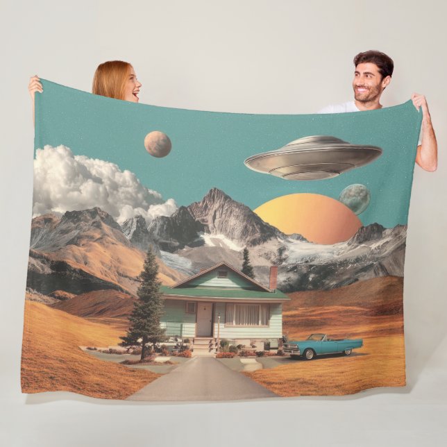 Surrealistisches UFO über rustikalem Haus Fleecedecke (Beispiel)