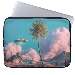 Surrealistisches UFO- und Palmenbaum-Berg-Szenario Laptopschutzhülle