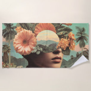 Surrealistisches weibliches Porträt mit floralen E Strandtuch
