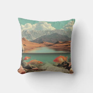 Surrrealistische Wüste und See mit Goldfischen Kissen