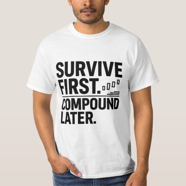 Survive First, Compound Later — Trader Mindset Des T-Shirt (Vorderseite)