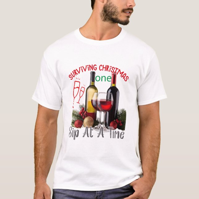 Surviving Christmas One Sip at a Time Funny T-Shirt (Vorderseite)