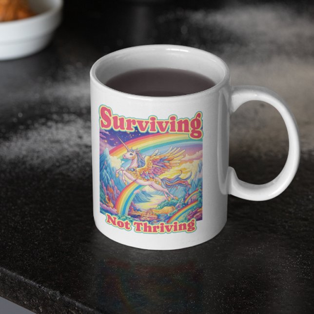 Surviving Not Thriving – Rainbow Unicorn Mug Kaffeetasse (Von Creator hochgeladen)