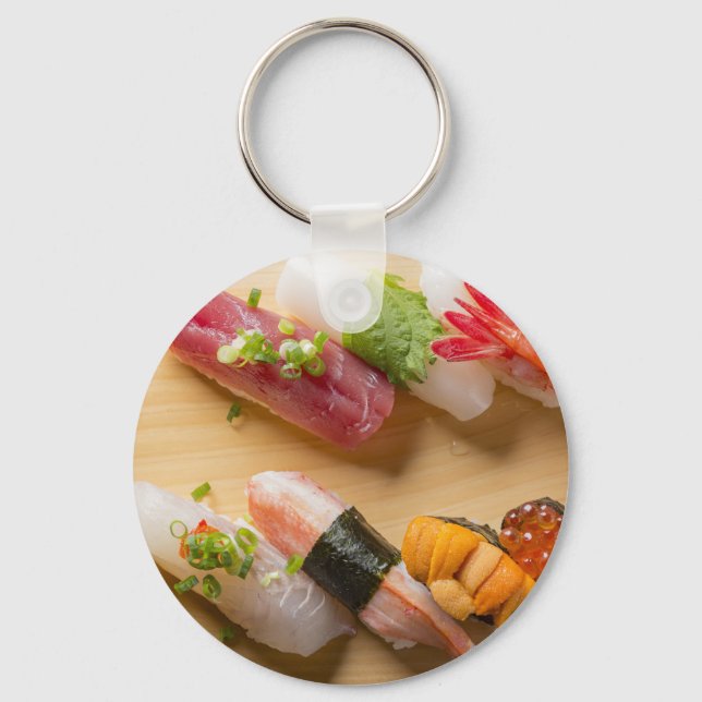 Sushi Art Keychain – Classic Nigiri on Wooden Boar Schlüsselanhänger (Vorderseite)