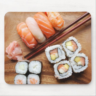 Sushi - Japonese Nahrung (auf einer hölzernen Mousepad