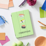 Sushi KAWAII Stil Illustration Personalisiert iPad Pro Cover<br><div class="desc">Mit niedlichen Sushi-Abbildungen arbeiteten meine Tochter und ich zusammen. Wir Liebe Sushi und Illustration zusammen war so viel Spaß. Dieses Tablet-Gehäuse ist auf grünem Hintergrund,  aber ändern Sie die Farbe nach Wunsch. (in anderen Modellen erhältlich)</div>