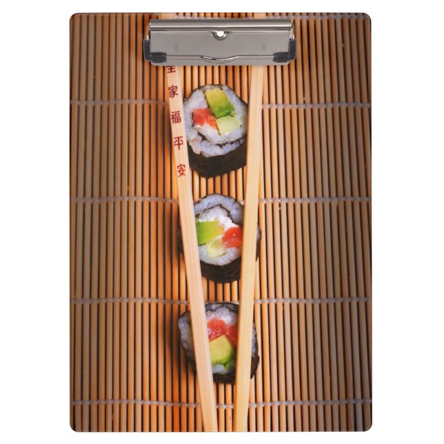 Sushi und hölzerne Essstäbchen Klemmbrett (Vorderseite)