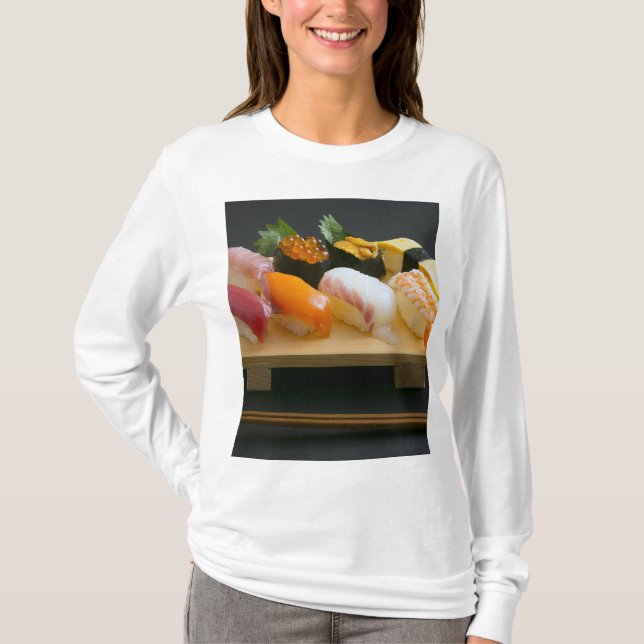 Sushi Zen – The warmth of wood and the dance of fl T-Shirt (Vorderseite)