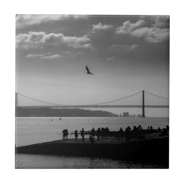 Suspension Bridge in Lisbon Black and White Photo Fliese (Vorderseite)