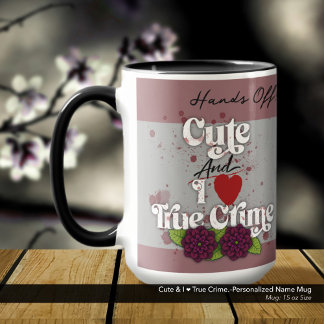 Süß & ich ❤️ True Crime.–Personalisierter Name Tasse