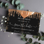 Süße 16 Party schwarze Goldballons Save the Date Ankündigungspostkarte<br><div class="desc">Eine gmädchenhafte und trendige Save the Date-Karte für eine Sweet 16,  16. Geburtstagsfeier. Ein klassischer schwarzer Hintergrund mit vergoldetem Glitzer und Imitaten. Personalisieren und fügen Sie Datum und Name/Alter hinzu. Der Text: Save the Date ist mit einem großen angesagten,  handgeschriebenen Stilskript geschrieben.</div>