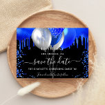 Süße 16 schwarz-königsblaue Ballons Save The Date<br><div class="desc">Schwarzer Hintergrund mit königsblauen Tropfen,  Konfetti und Ballons. Personalisieren und fügen Sie Datum und Name/Alter hinzu. Der Text: Save the Date ist mit einem großen angesagten,  handgeschriebenen Stilskript geschrieben.</div>
