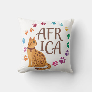 Süße afrikanische Savannenkatze mit farbenfrohen P Kissen