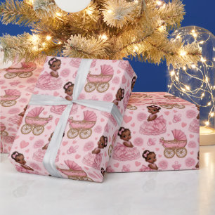 Süße afroamerikanische Babymädchen in Rosa Geschenkpapier