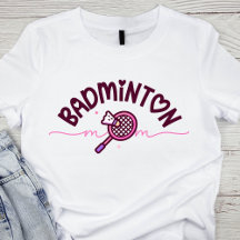 Süße Badminton-Mutter mit Schläger und Federball