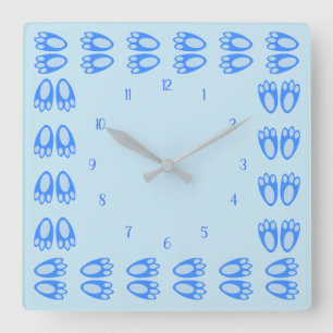 Süße blaue Baby-Jungen-Hasenfüße Oster-Kinderzimme Quadratische Wanduhr