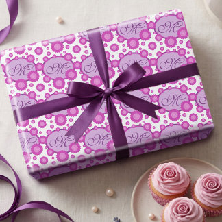 Süße Blumen und ovale Geschenkverpackung mit Schri Geschenkpapier