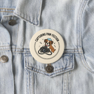 Süße Boxerhündin macht Fotos, blaues Hut-Accessoir Button