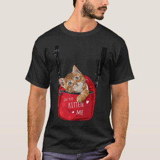 Süße braune Katze in roter Tragetasche Katze  Katz T-Shirt