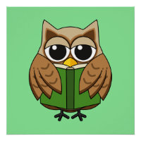 Süße Bücherwurm-Eule beim Lesen eines Cartoon-Buch