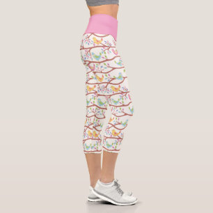 Süße bunte Frühlingsbaumzweige und Vögel Capri Leggings