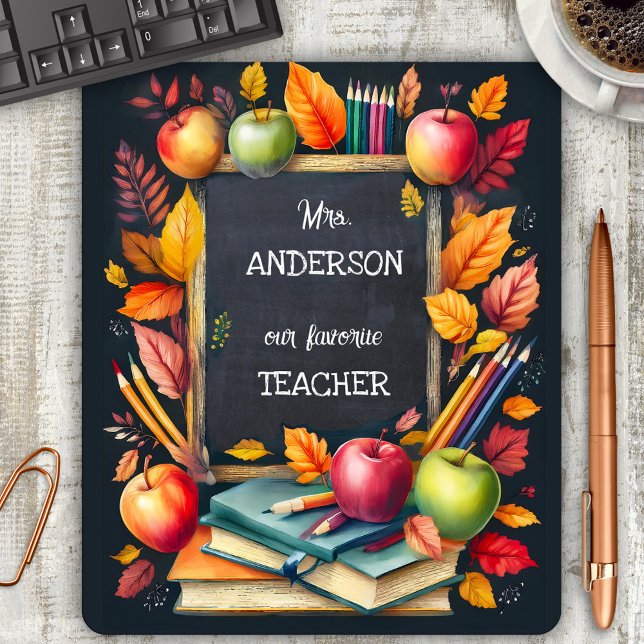 Süße bunte Lehrererkennung Mousepad (Mouse pad showing a blackboard/chalkboard framed by books, apples, pencils and colorful fall leaves)