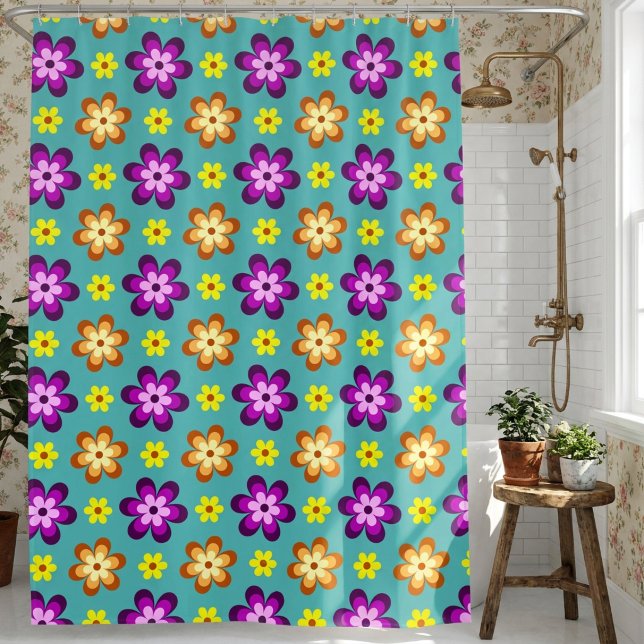 Süße bunte Retro-Blumen-Duschvorhang Duschvorhang (Cute Colorful Retro Flowers Shower Curtain hanging on shower rod in a cottagecore style bathroom.)