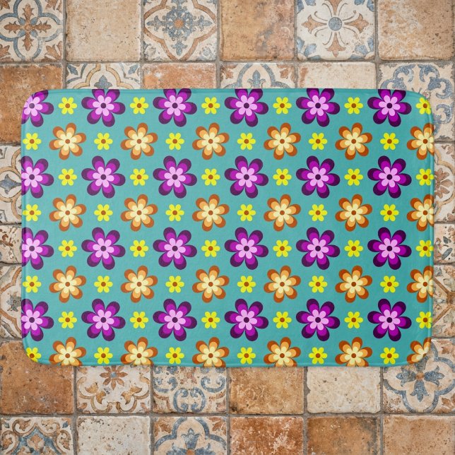 Süße bunte Retro-Blumen große Badematte (Top down view of Cute Colorful Retro Flowers Large Bath Mat laying on tile floor.)