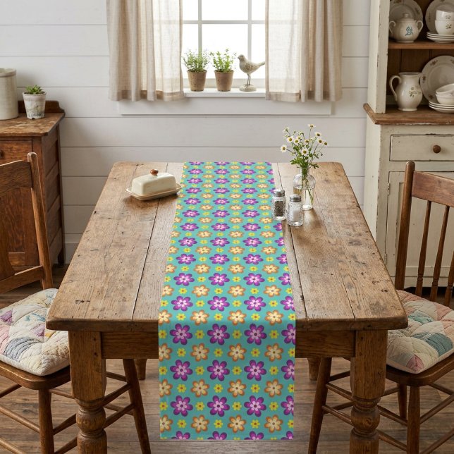 Süße bunte Retro-Blumen große Tischläufer (Cute Colorful Retro Flowers Large Table Runner covering a table in a cottagecore style dining room.)