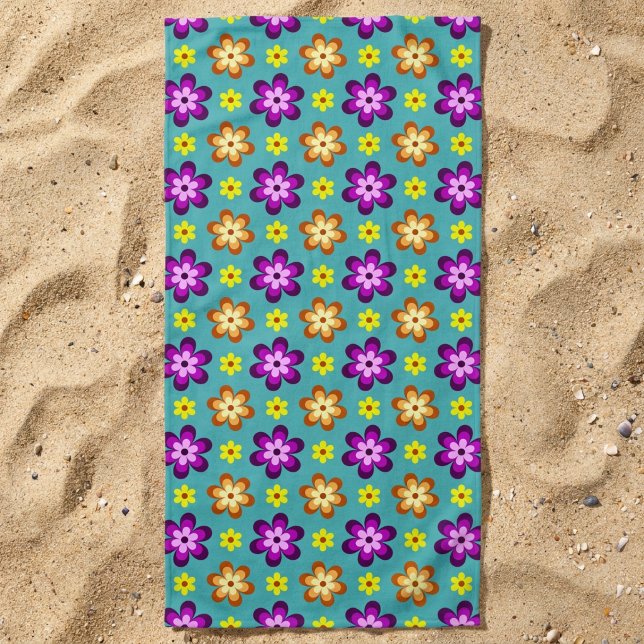 Süße bunte Retro-Blumen-Strandtuch Strandtuch (Cute Colorful Retro Flowers Beach Towel on sandy beach.)