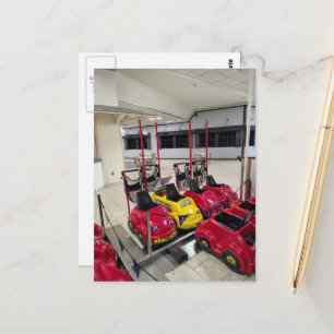 Süße bunte Wagen im liminalen Einkaufszentrum Postkarte