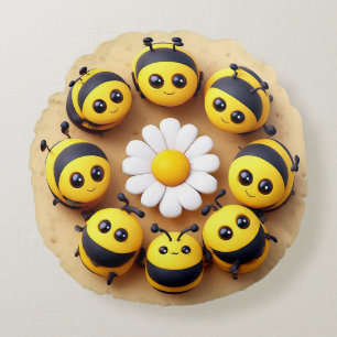 Süße Cartoon-Bienen um eine Gänseblümchen-Blume Rundes Kissen
