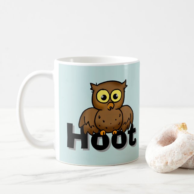 Süße Cartoon-Eule sitzt auf Hoot-Wortkunst Kaffeetasse (Mit Donut)