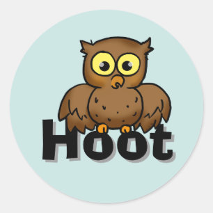 Süße Cartoon-Eule sitzt auf Hoot-Wortkunst Runder Aufkleber
