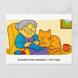 Süße Cartoon-Katze ruht auf strickender Oma Postkarte