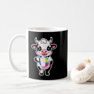 Süße Cartoon-Kuh trinkt Milch aus Glas Kaffeetasse