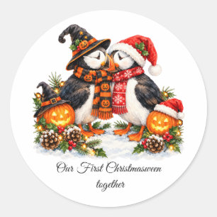 Süße Christmasween-Papageientaucher-Romantik-Paar- Runder Aufkleber