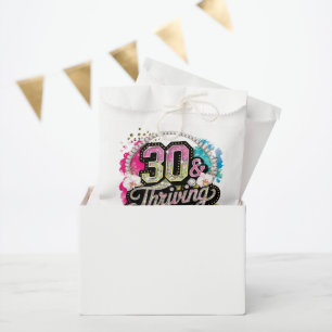 Süße Damen im Alter von dreißig Jahren Geburtstags Geschenktütchen