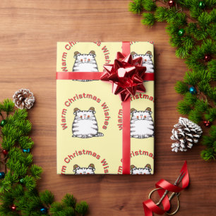 Süße dicke Katze mit zwei Weihnachtsmützen und war Geschenkpapier
