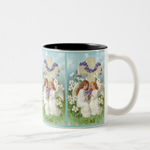 Süße Engel mit Kreuz und Blumen. Zweifarbige Tasse