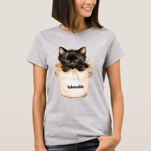 Süße entzückende schwarze Katze im Eimer T-Shirt