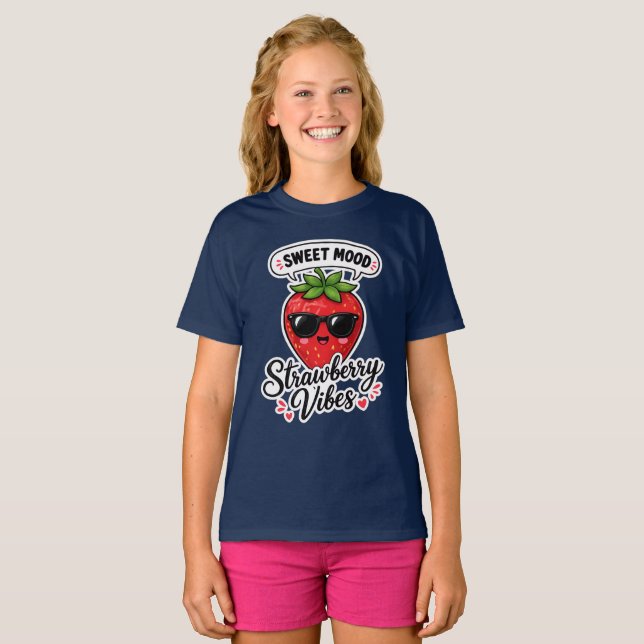 Süße Erdbeer Vibes Mädchen T-Shirt (Vorne ganz)