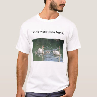Süße Familie von Höckerschwanen T-Shirt