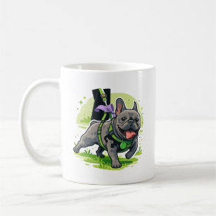 Süße Französische Bulldogge beim Spaziergang im Pa Kaffeetasse