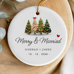 Süße frohe und verheiratete Weihnachtsbäume ein Fo Keramik Ornament
