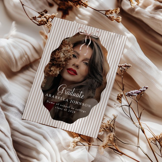 Süße gestreifte beige Schleife Foto-Abschluss Ankündigung (Von Creator hochgeladen)