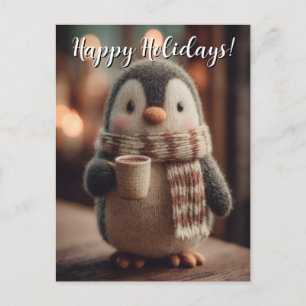 Süße gestrickte Pinguin-Puppe mit Schal und Tasse Feiertagspostkarte