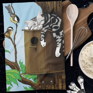 Süße getigerte Katze beim Schläfchen im Vogelhäusc Geschirrtuch