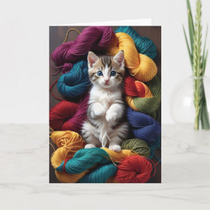 Süße getigerte Katze spielt in Rollen von Garn Bla Karte